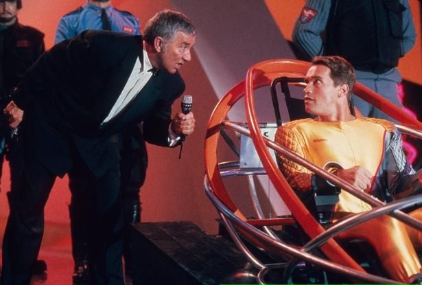 『バトルランナー』は小説と内容が大きく異なっているが、グロテスクな社会を描いている [c] TriStar Pictures / courtesy Everett Collection