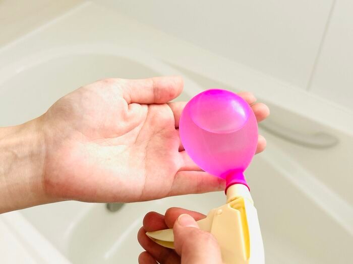 【ダイソー】見た目は普通のボトル…中身を見てびっくり！楽しすぎる水遊びグッズでした♪