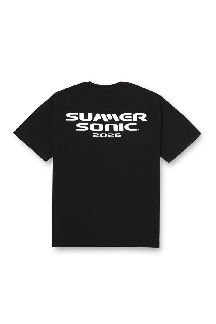 フロントには、DIESELのクリエイティブのDNAを象徴する「Dance」「Illuminate」「Energy」「Smile」「Euphoria」「Love」といったワードをタイポグラフィで表現。バックには、アイコニックなSUMMER SONICのロゴを大胆に配置し、コラボレーションならではの存在感あるデザインに仕上げている。