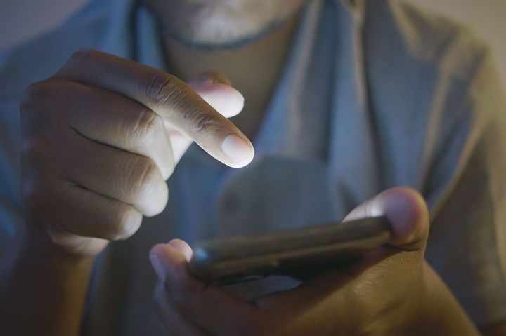スマホを使用する人の手元