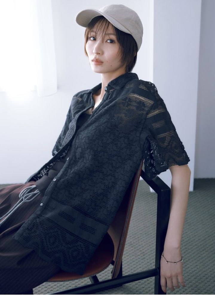 レースシャツ￥12,100（アングリッド） パンツ￥16,500（アンヌーク／アンヌーク 新宿ルミネ2店） キャップ￥5,000（オーバーライド 神宮前） ネックレス￥24,200（ジュエッテ） コードブレスレット￥22,000（エテ）