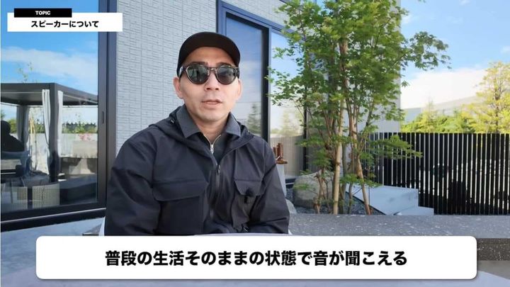 イヤホン不要で音楽や通話が楽しめるスピーカー内蔵
