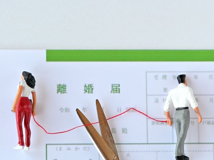 「浮気くらい許してやれよ」と周囲に言われても、私は許せなかった――。夫が共通の知人と不倫、娘の生後半年で即離婚した43歳女性。だが、娘の成長を共有する中で夫との意外な関係性が生まれたという。離婚後に築いた「新たな家族関係」とは。※画像：PIXTA