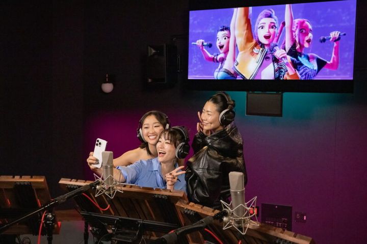 Netflixで独占配信中の『KPOPガールズ！ デーモン・ハンターズ』で、歌唱を担当するイジェ、レイ・アミ、オードリー・ヌナの3人。