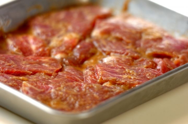 豚肉のニンニクみそ焼きの下準備1