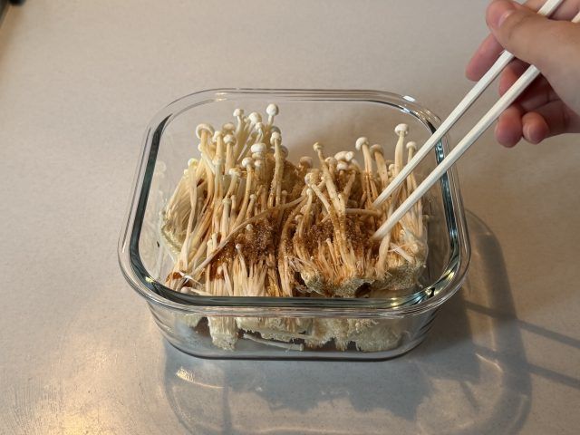 調味料を混ぜる