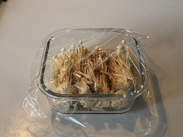 ラップをかけた耐熱皿