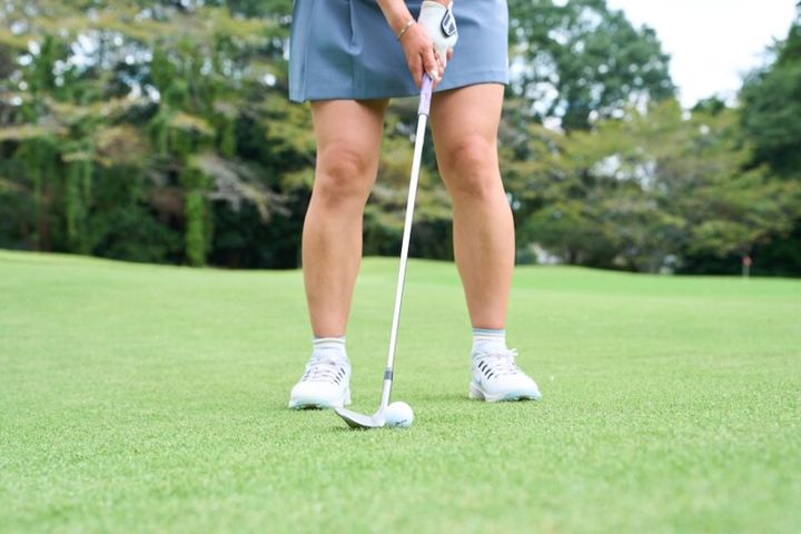 距離を打ち分けるコツは″ボール位置”だけ！カンタンに寄せる方法を女子プロが解説