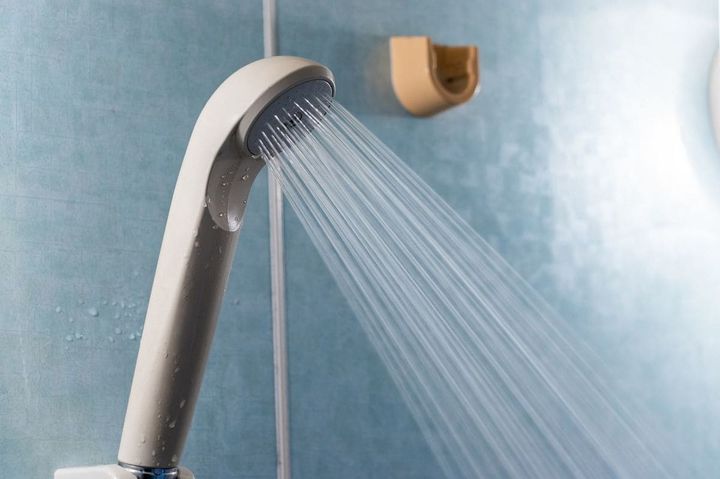 シャワーヘッドから勢いよくお湯が出ている