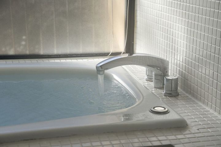 お湯を張った湯舟