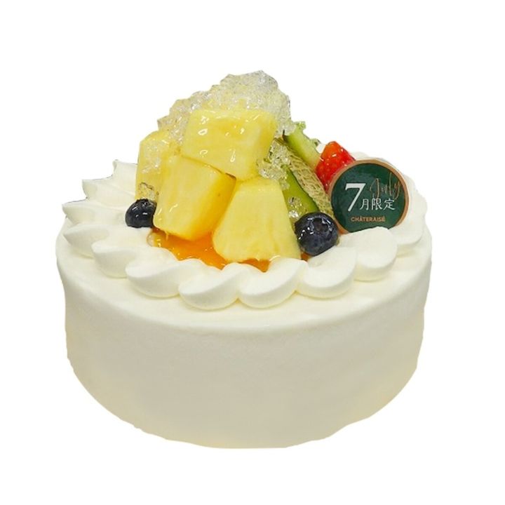 白い丸いケーキにパイン、メロン、ブルーベリー、7月限定プレート