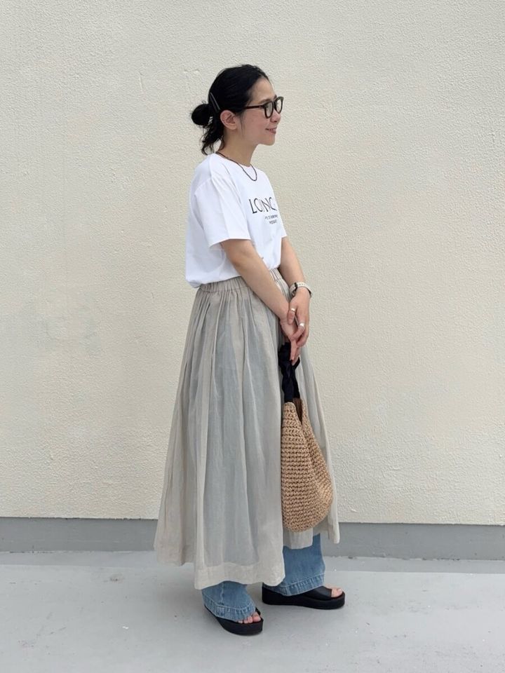 白Tシャツとシアースカート、デニムのレイヤードスタイル