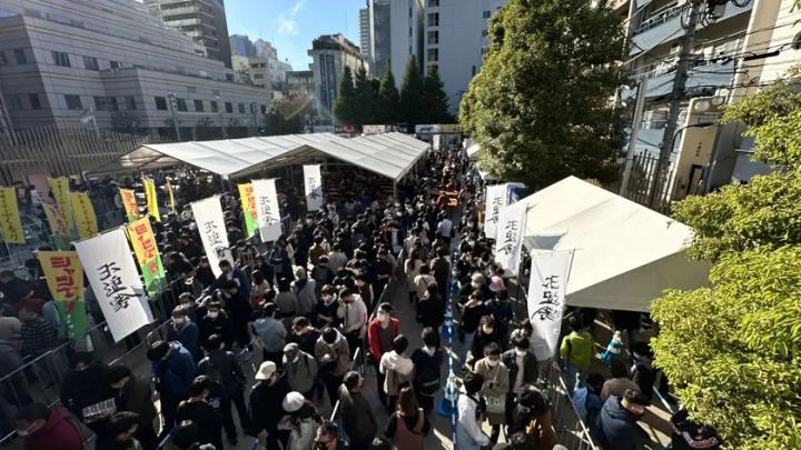 大久保公園に集まる来場者