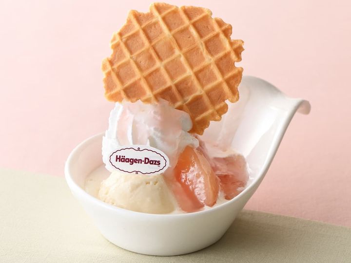 「ハーゲンダッツ バニラ＆ストロベリーの白桃サンデー」