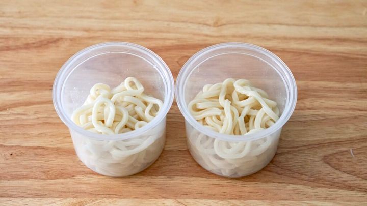 夏のうどん弁当、冷凍うどんとプチッとをお弁当に入れて、おかずは錦糸卵ときんぴらごぼう。