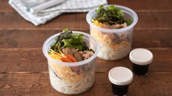 夏のうどん弁当、冷凍うどんとプチッとをお弁当に入れて、おかずは錦糸卵ときんぴらごぼう。