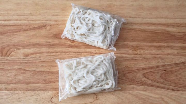 夏のうどん弁当、冷凍うどんとプチッとをお弁当に入れて、おかずは錦糸卵ときんぴらごぼう。