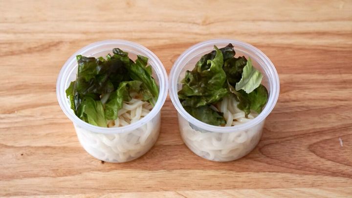 夏のうどん弁当、冷凍うどんとプチッとをお弁当に入れて、おかずは錦糸卵ときんぴらごぼう。