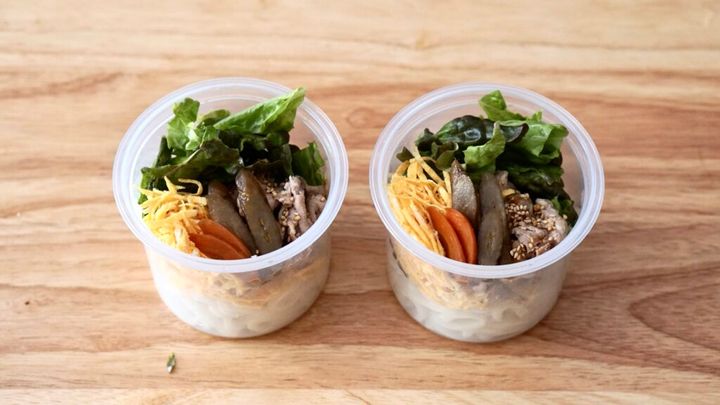 夏のうどん弁当、冷凍うどんとプチッとをお弁当に入れて、おかずは錦糸卵ときんぴらごぼう。