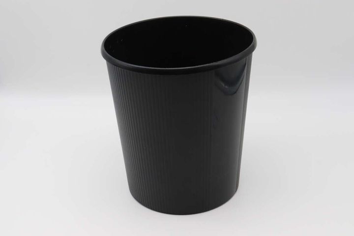 何も取り付けられていない黒い円柱形のゴミ箱