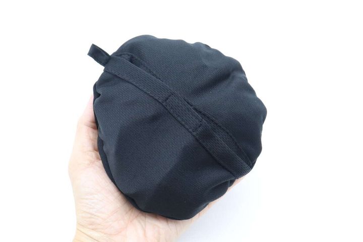 黒いサファリハットがコンパクトに畳まれ、手のひらに乗っている