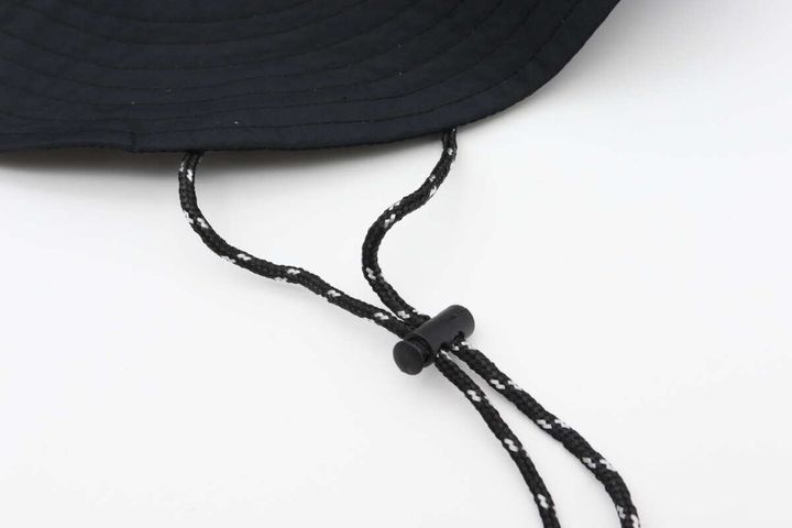 サファリハットのあご紐と、紐の長さを調整するストッパーのアップ