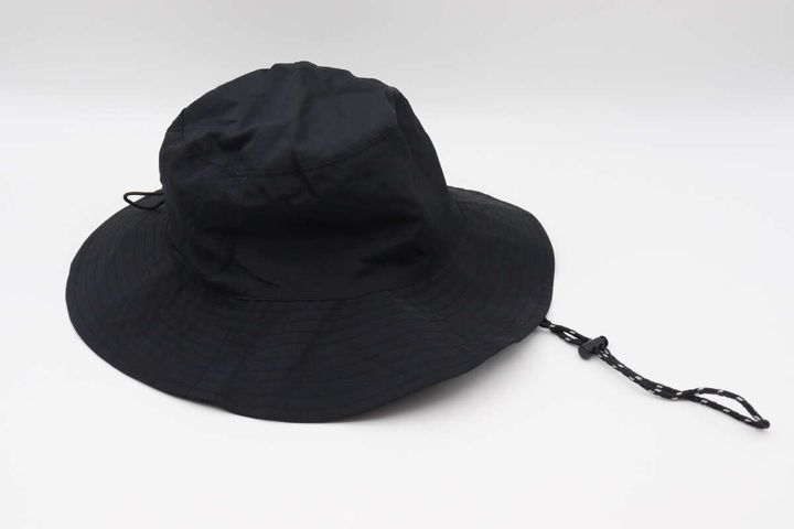 黒いサファリハットがストラップ付きで斜め上から撮影されている