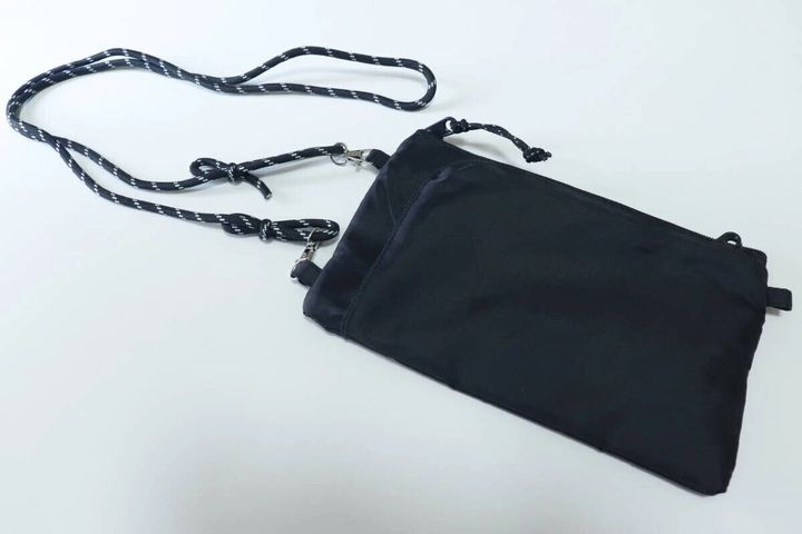 ダイソーの2WAYトラベルサコッシュの縦向き
