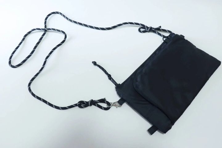 ダイソーの2WAYトラベルサコッシュ