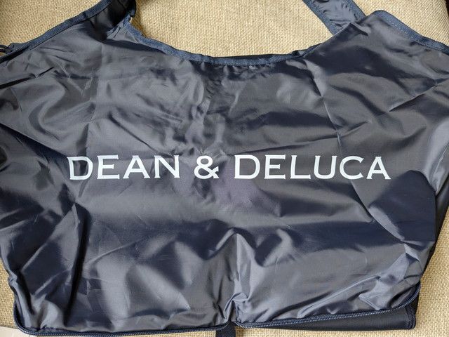 DEAN&DELUCAグローサリーバッグ正面のロゴアップ