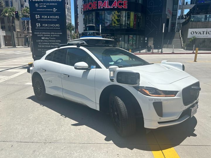 アメリカではすでに本格運用が始まっている無人タクシー。2大巨頭の「Waymo」と「Zoox」に乗車してきました。