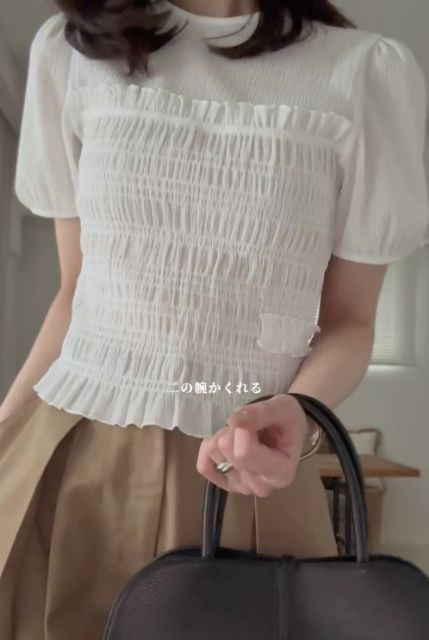 シャーリングボリュームスリーブTを着たコーデ