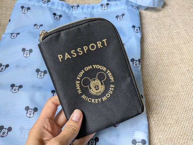 Spick&SpanミッキーマウスパスポートポーチのPASSPORTロゴアップ