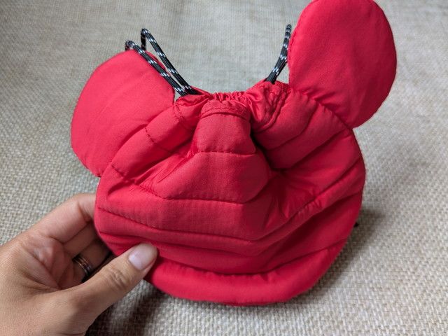 Spick&Spanミッキーシェイプふわふわ巾着を手に持ったサイズ感