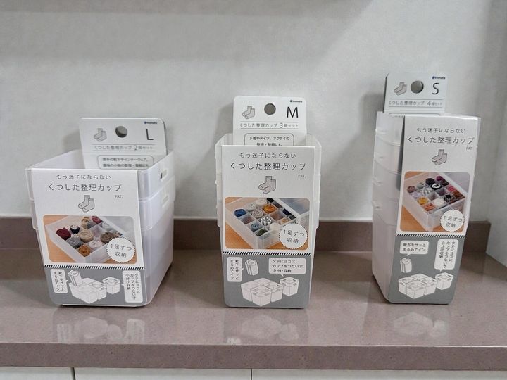 ダイソーやセリアのほか、いくつかの100円ショップで取り扱っている「くつした整理カップ」。サイズもS・M・Lとある便利グッズです。今回は、家中のさまざまなものの収納例をご紹介します。