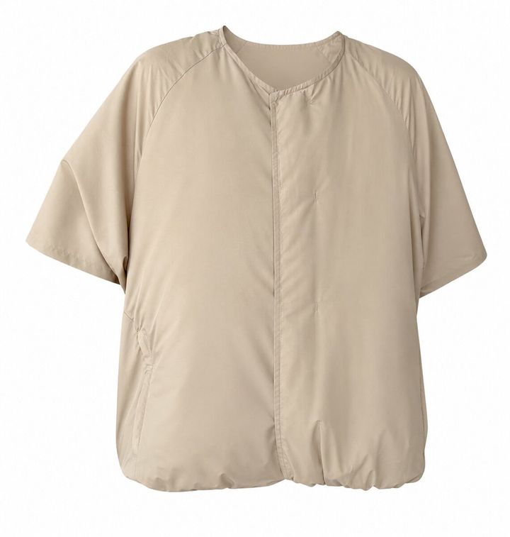 RICO AIR FAN ZIP UPは、スタイリスト望月唯による空調服®の再解釈から生まれたファン付きTシャツ型ウエア。一般的なジャケット型やベスト型ではなく、独自のパターンに落とし込むことで、ファンの風による衣服内の冷却時のシルエットまで緻密にエディットされている。