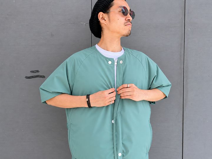 首元は大きく開けた丸首デザイン。襟付きベストやジャケットと異なり、首元から風が上方向へ流れるため、顔や首をダイレクトに冷却。釣行時に着用するウエストタイプのライフジャケットと干渉しないよう、ファン位置は第一弾モデルより約3cm上に配置されている。
