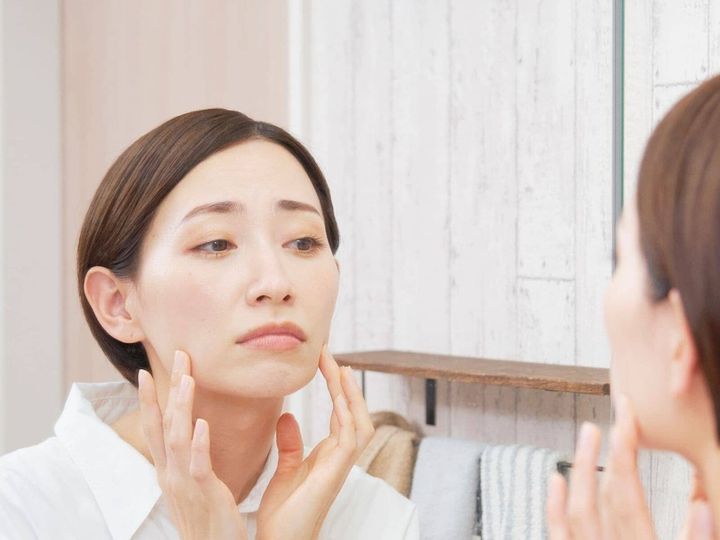 【カイロプラクティック理学士が回答】顔のたるみは年齢に伴うものだから、仕方がないと思っていませんか？ 実は「頭皮のコリ」も顔のたるみに影響します。自分でできる簡単な対策法をご紹介します。（※画像：Shutterstock.com）