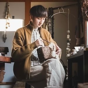 日用品図鑑：手仕事キュレーター・関根大地の愛用する〈喜利具〉のかご編み教室で作った山葡萄かごetc.