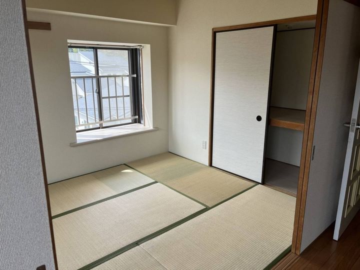 押し入れの襖が少し開いた、明るい和室の室内
