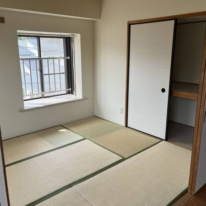 押し入れの襖が少し開いた、明るい和室の室内