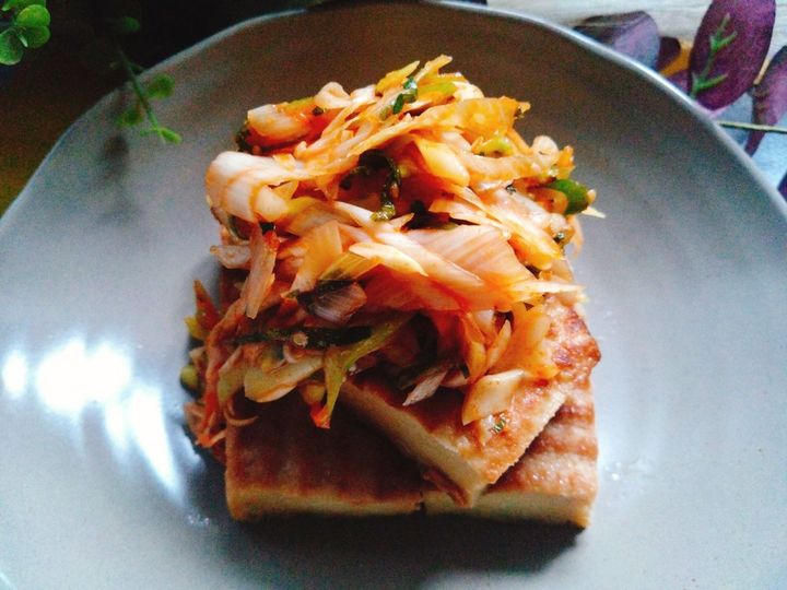 シャキシャキねぎと合わせて大人のおつまみに。油揚げと長ネギの辛みサラダ