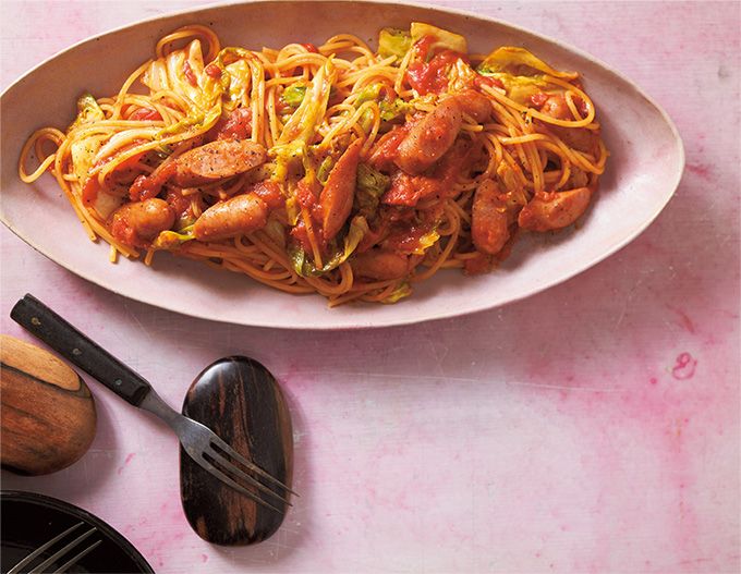 【コンビニ食材で簡単レシピ】和えるだけ、炒めるだけ！ 野菜もたっぷりの「ソーセージとキャベツのパスタ」の画像1