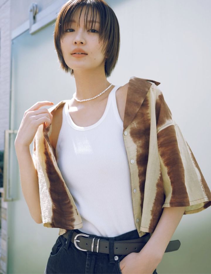 開襟シャツ￥12,100（アングリッド） デニムパンツ￥7,990（ザラ／ザラ カスタマーサービス） ベルト￥1,290（ジーユー） パールネックレス￥35,200（ケイアスキム）
