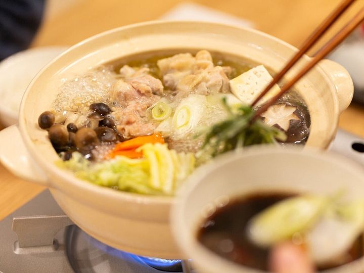 夫の両親の食事マナーがどうしても受け入れられない44歳女性。月に1回の食事会は「とんでもなく苦痛をともなう行事」だ。しかし、夫はたいしたことじゃないと意に介さない。相いれない生理的な問題だからこそ、解決策は見えてこない。※画像：PIXTA
