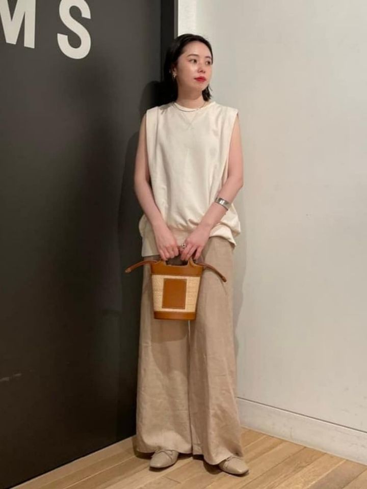 ベージュワイドパンツで上品なワントーンコーデに挑戦