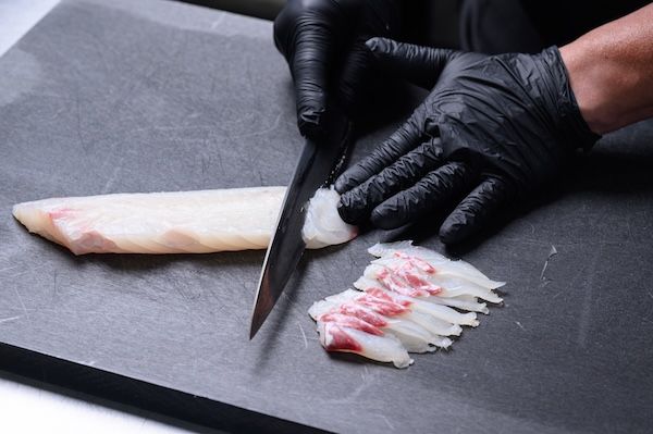 京丹後の地魚卸「魚政」が“フレンチ魚だし”で味わう新感覚漬け丼・カルパッチョを発売