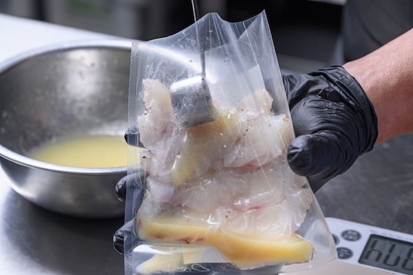 京丹後の地魚卸「魚政」が“フレンチ魚だし”で味わう新感覚漬け丼・カルパッチョを発売