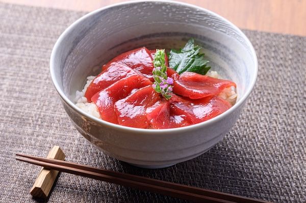 京丹後の地魚卸「魚政」が“フレンチ魚だし”で味わう新感覚漬け丼・カルパッチョを発売