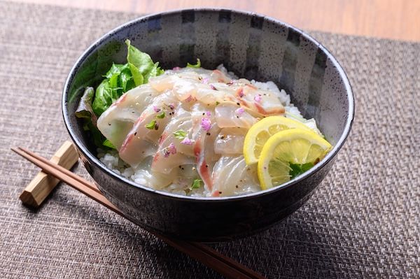 京丹後の地魚卸「魚政」が“フレンチ魚だし”で味わう新感覚漬け丼・カルパッチョを発売